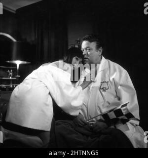 ORSON WELLES und MONA CHONG am Set offen während der Dreharbeiten von I'LL NEVER FORGET WHAT'S'ISNAME 19678 Regisseur MICHAEL GEWINNER Schriftsteller Peter Draper Scimitar Productions / Universal Picters Stockfoto