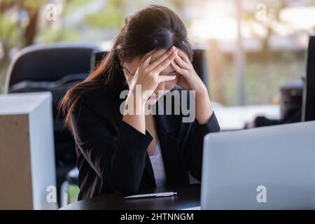 Konzept Burnout-Syndrom. Geschäftsfrau fühlt sich unbehaglich am Arbeiten. Die durch Stress, durch erfolglose Arbeit und weniger Ruhe angesammelt wird Stockfoto
