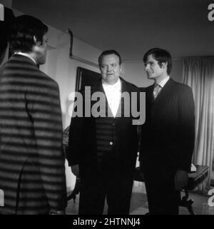 OLIVER REED ORSON WELLES und STUART COOPER am Set offen während der Dreharbeiten von I'LL NEVER FORGET WHAT'S'ISNAME 19678 Regisseur MICHAEL GEWINNER Schriftsteller Peter Draper Scimitar Productions / Universal Picturs Stockfoto