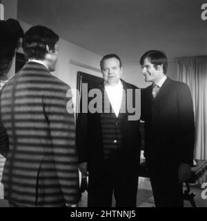 OLIVER REED ORSON WELLES und STUART COOPER am Set offen während der Dreharbeiten von I'LL NEVER FORGET WHAT'S'ISNAME 19678 Regisseur MICHAEL GEWINNER Schriftsteller Peter Draper Scimitar Productions / Universal Picturs Stockfoto