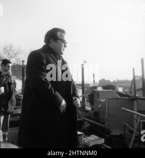 ORSON WELLES am Drehort offen in Cheyne Walk Chelsea London während der Dreharbeiten von I'LL NEVER FORGET WHAT'S'ISNAME 19678 Regisseur MICHAEL GEWINNER Schriftsteller Peter Draper Scimitar Productions / Universal Picters Stockfoto