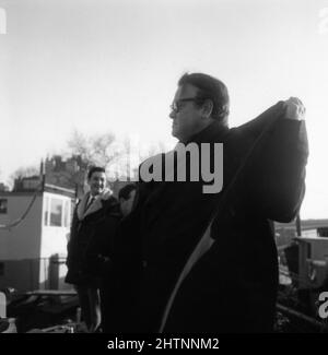 ORSON WELLES am Drehort offen in Cheyne Walk Chelsea London während der Dreharbeiten von I'LL NEVER FORGET WHAT'S'ISNAME 19678 Regisseur MICHAEL GEWINNER Schriftsteller Peter Draper Scimitar Productions / Universal Picters Stockfoto