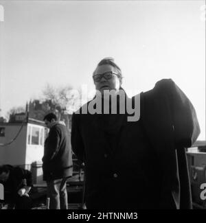 ORSON WELLES am Drehort offen in Cheyne Walk Chelsea London während der Dreharbeiten von I'LL NEVER FORGET WHAT'S'ISNAME 19678 Regisseur MICHAEL GEWINNER Schriftsteller Peter Draper Scimitar Productions / Universal Picters Stockfoto