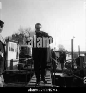 ORSON WELLES am Drehort offen in Cheyne Walk Chelsea London während der Dreharbeiten von I'LL NEVER FORGET WHAT'S'ISNAME 19678 Regisseur MICHAEL GEWINNER Schriftsteller Peter Draper Scimitar Productions / Universal Picters Stockfoto