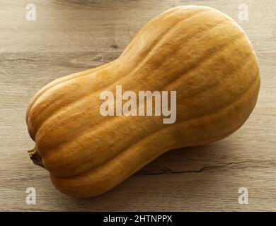 Butternut Squash isoliert auf Holzhintergrund. Stockfoto