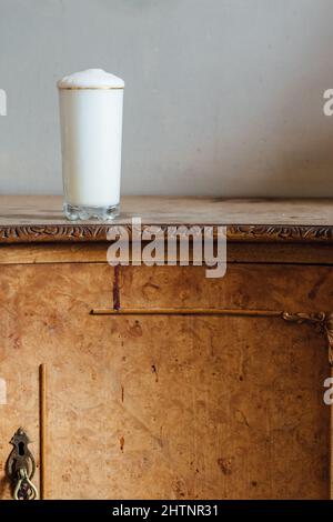 ramos Gin fizz auf Brennholz Credenza Stockfoto