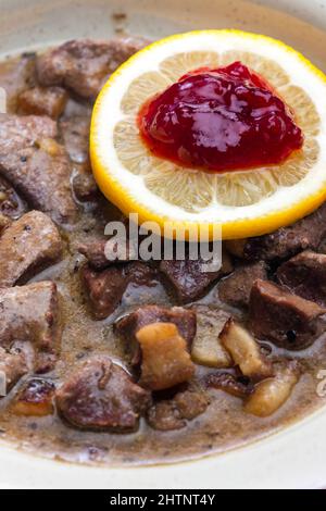 Wildgulasch mit Zitrone und Preiselbeeren Stockfoto