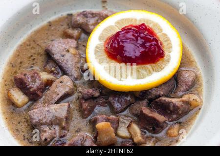 Wildgulasch mit Zitrone und Preiselbeeren Stockfoto