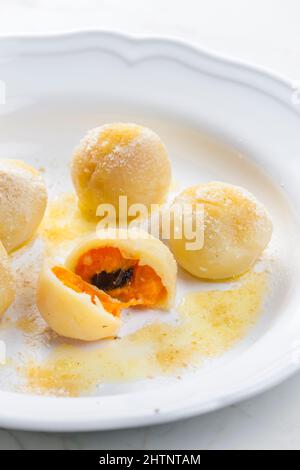 Süße Knödel gefüllt mit Aprikosen Stockfoto