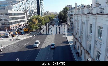 Jekaterinburg, Russland - Juni, 2018: Verkehrsknotenpunkt Verkehrsstraße mit Fahrzeugbewegung Luftaufnahme mit Drohne. Lager. Draufsicht auf den Transporter Stockfoto