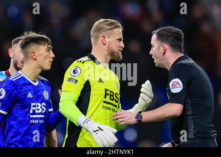 Burnley, Großbritannien. 01. März 2022. Kasper Schmeichel #1 von Leicester City hs Worte mit Schiedsrichter Chris Kavanagh in Burnley, Vereinigtes Königreich am 3/1/2022. (Foto von Conor Molloy/News Images/Sipa USA) Quelle: SIPA USA/Alamy Live News Stockfoto