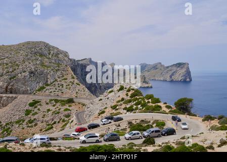 Autos parkten entlang der Straße, die sich bis zum Leuchtturm am Cap de Formentor schlängelt. Mallorca, Spanien. Hochwertige Fotos Stockfoto