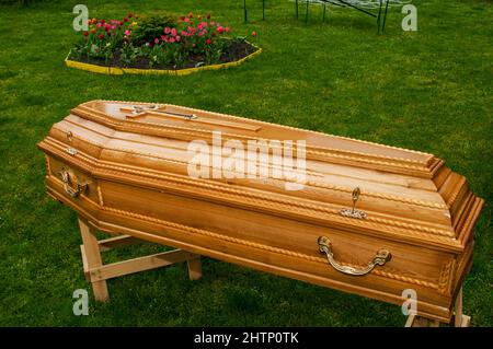 Holzgrab, Kreuz Dekoration, Ornament, massive Griffe für die Beerdigung Stockfoto