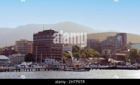 Blick auf das Constitution Dock mit dem Mount Wellington im Hintergrund. Hobart, Tasmanien Stockfoto