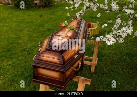 Holzgrab, Kreuz Dekoration, Ornament, massive Griffe für die Beerdigung Stockfoto