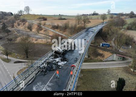 Bad Waldsee, Deutschland. 02. März 2022. Auf dem Urbach-Viadukt steht ein ausgebrannter LKW. Ein 19-jähriger Autofahrer ist bei einem Zusammenstoß mit dem Lkw auf der Brücke der B30 bei Bad Waldsee im Kreis Ravensburg ums Leben gekommen. Der Lkw-Fahrer sei schwer verletzt in ein Krankenhaus gebracht worden, sagte ein Sprecher der Ravensburger Polizei. Quelle: Felix Kästle/dpa/Alamy Live News Stockfoto