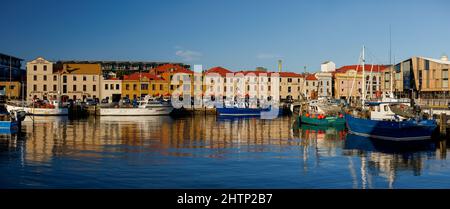 Ein Blick vom Constitution Dock auf die historischen Gebäude, die die Hunter Street in Hobart, Tasmanien säumen Stockfoto