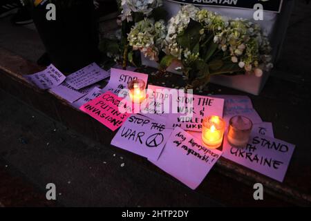 Quezon City, Metro Manila, Philippinen. 28.. Februar 2022. Anti-Kriegs-Notizen werden mit Kerzen angezündet, als Aktivisten gegen die russische Invasion in der Ukraine protestieren, 28. Februar 2022 (Foto: © Elmer Nev Valenzuela/Pacific Press via ZUMA Press Wire) Stockfoto