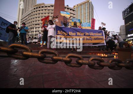 Quezon City, Metro Manila, Philippinen. 28.. Februar 2022. Anti-Kriegs-Demonstranten veranstalten Protestkundgebung gegen Russlands Invasion der Ukraine, 28. Februar 2022 (Foto: © Elmer Nev Valenzuela/Pacific Press via ZUMA Press Wire) Stockfoto