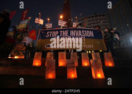 Quezon City, Metro Manila, Philippinen. 28.. Februar 2022. Anti-Kriegs-Demonstranten veranstalten Protestkundgebung gegen Russlands Invasion der Ukraine, 28. Februar 2022 (Foto: © Elmer Nev Valenzuela/Pacific Press via ZUMA Press Wire) Stockfoto