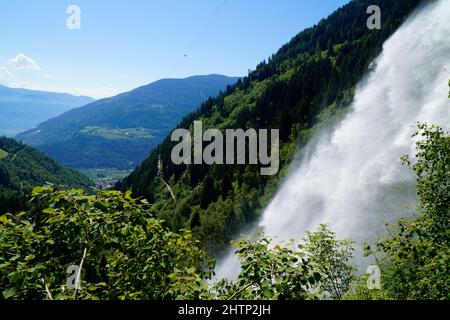 Atemberaubender Partschinser Wasserfall in den italienischen Alpen der Region Partschins in Südtirol (Italien, Südtirol, Meran) Stockfoto