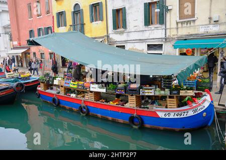 Obst- und Gemüsestände auf einem Lastkahn im Kanal von Venedig im Winter Stockfoto