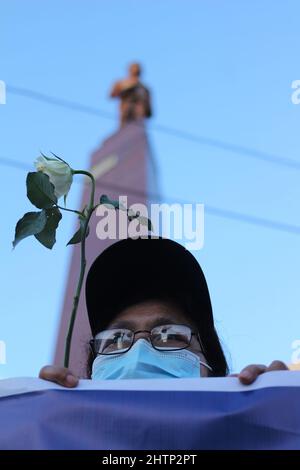 Quezon City, Metro Manila, Philippinen. 28.. Februar 2022. Anti-Kriegs-Protestler hält weißen Aufstand, als die Verurteilung der russischen Invasion in die Ukraine weltweit zirkuliert, 28. Februar 2022 (Bildquelle: © Elmer Nev Valenzuela/Pacific Press via ZUMA Press Wire) Stockfoto