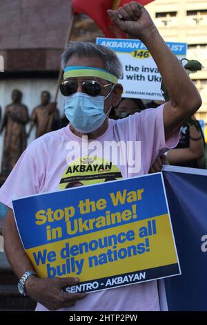 Quezon City, Metro Manila, Philippinen. 28.. Februar 2022. Anti-Kriegs-Demonstranten veranstalten Protestkundgebung gegen Russlands Invasion der Ukraine, 28. Februar 2022 (Foto: © Elmer Nev Valenzuela/Pacific Press via ZUMA Press Wire) Stockfoto