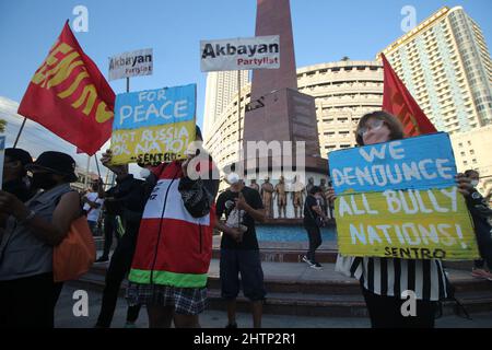 Quezon City, Metro Manila, Philippinen. 28.. Februar 2022. Anti-Kriegs-Demonstranten veranstalten Protestkundgebung gegen Russlands Invasion der Ukraine, 28. Februar 2022 (Foto: © Elmer Nev Valenzuela/Pacific Press via ZUMA Press Wire) Stockfoto