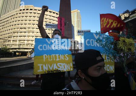 Quezon City, Metro Manila, Philippinen. 28.. Februar 2022. Anti-Kriegs-Demonstranten veranstalten Protestkundgebung gegen Russlands Invasion der Ukraine, 28. Februar 2022 (Foto: © Elmer Nev Valenzuela/Pacific Press via ZUMA Press Wire) Stockfoto