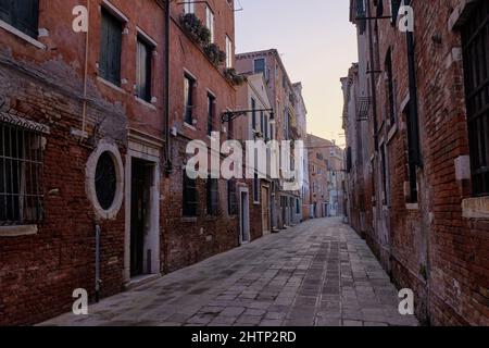 Hinterstraße in Venedig im Morgengrauen Stockfoto