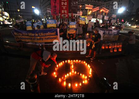 Quezon City, Metro Manila, Philippinen. 28.. Februar 2022. Anti-Kriegs-Demonstranten veranstalten Protestkundgebung gegen Russlands Invasion der Ukraine, 28. Februar 2022 (Foto: © Elmer Nev Valenzuela/Pacific Press via ZUMA Press Wire) Stockfoto