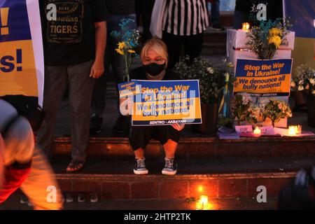 Quezon City, Metro Manila, Philippinen. 28.. Februar 2022. Ein Protestler hält ein Plakat gegen den Krieg, als Aktivisten gegen den russischen Einfall in die Ukraine protestieren, 28. Februar 2022 (Foto: © Elmer Nev Valenzuela/Pacific Press via ZUMA Press Wire) Stockfoto