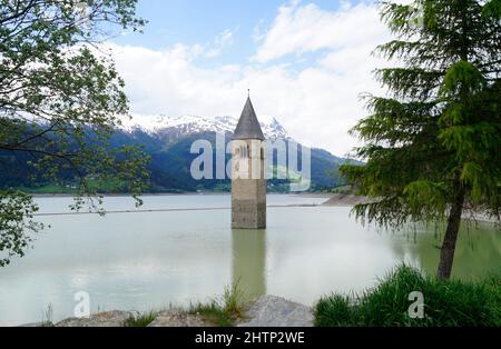 Malerischer Blick auf den Reschensee und den versunkenen Kirchturm des Reschsees im Graun (Vinschgau, Südtirol, Italien) Stockfoto