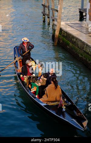 Indische Familie in einer Gondel in Venedig Stockfoto
