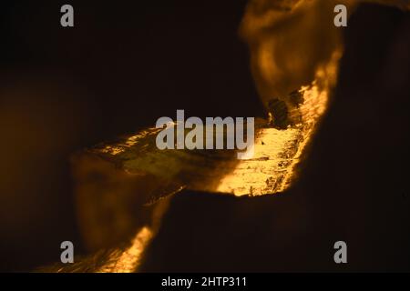 Extremes Makro aus Aluminiumschrott vor schwarzem Hintergrund Stockfoto