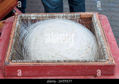 Box mit langen Angelhaken vorbereitet Stockfoto