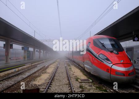 Bahnsteig am nebligen Tag in venedig Stockfoto