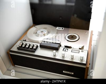Brüssel, Belgien - 14. Jul 2020: Tilt-Shift-Objektiv für die Aufnahme eines alten Philips Bandrecorders aus Holland Stockfoto