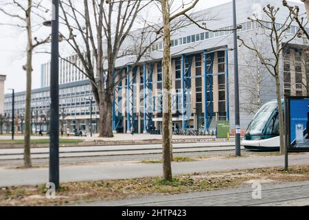 Straßburg, Frankreich - 21. März 2015: Altes Gebäude in der französischen Stadt Straßburg Student Campus Central mit Straßenbahn vor Stockfoto