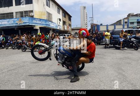 Puerto Cabello, Carabobo, Venezuela. 1. März 2022. Mann und Frau fahren auf dem Motorrad, während Venezolaner Karneval mit Kostümen, Partys, Masken, Wasser, Witzen und viel Spaß feiern. (Bild: © Juan Carlos Hernandez/ZUMA Press Wire) Stockfoto