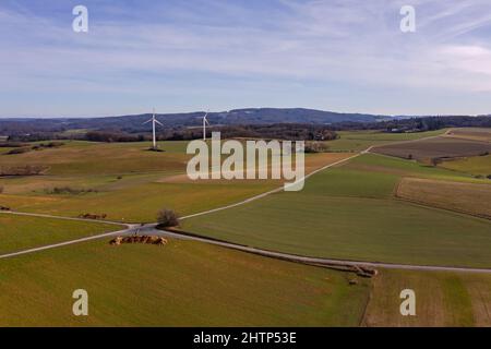 Ländliche Landschaft mit Feldern und zwei Windturbinen, die mit einer Drohne aus der Luft genommen wurden Stockfoto