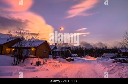 Sonnenuntergang in Abisko im Winter, Schweden Stockfoto