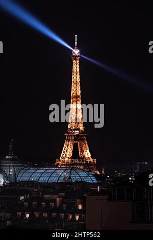 Schönes vertikales Bild des Eiffelturms, Paris Stockfoto