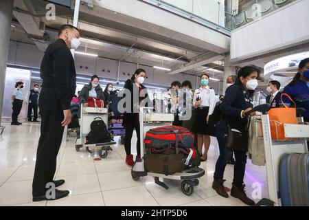 Bangkok, Thailand. 02. März 2022. Die Thailänder checken am internationalen Flughafen Suvarnabhumi ein, wenn sie aus der Ukraine ankommen, wo das Außenministerium des Königreichs Thailand eine Evakuierung von 142 Thailändern aus der Ukraine organisiert hat. Kredit: SOPA Images Limited/Alamy Live Nachrichten Stockfoto