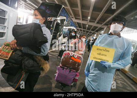 Bangkok, Thailand. 02. März 2022. Thailänder kehren aus der Ukraine am internationalen Flughafen Suvarnabhumi zurück, wo das Außenministerium des Königreichs Thailand eine Evakuierung von 142 Thailändern aus der Ukraine organisiert hat. Kredit: SOPA Images Limited/Alamy Live Nachrichten Stockfoto