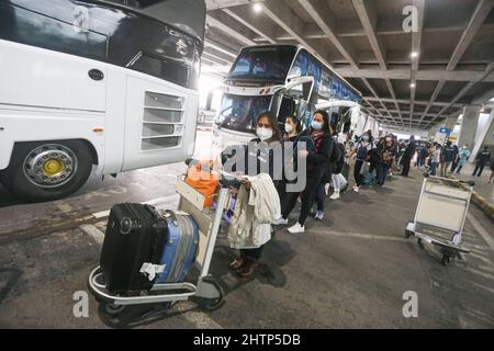 Bangkok, Thailand. 02. März 2022. Thailänder kehren aus der Ukraine am internationalen Flughafen Suvarnabhumi zurück, wo das Außenministerium des Königreichs Thailand eine Evakuierung von 142 Thailändern aus der Ukraine organisiert hat. Kredit: SOPA Images Limited/Alamy Live Nachrichten Stockfoto