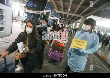 Bangkok, Thailand. 02. März 2022. Ein Flughafenpersonal hilft thailändischen Rückkehrern aus der Ukraine am internationalen Flughafen Suvarnabhumi, wo das Außenministerium des Königreichs Thailand eine Evakuierung von 142 Thailändern aus der Ukraine organisiert hat. Kredit: SOPA Images Limited/Alamy Live Nachrichten Stockfoto