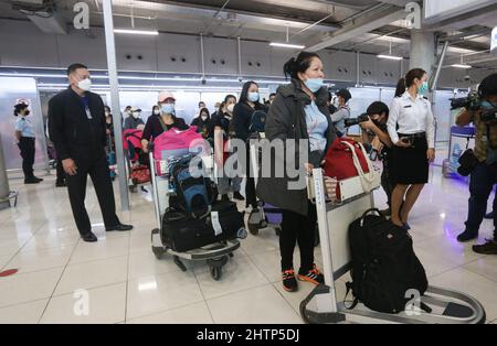 Bangkok, Thailand. 02. März 2022. Die Thailänder checken am internationalen Flughafen Suvarnabhumi ein, wenn sie aus der Ukraine ankommen, wo das Außenministerium des Königreichs Thailand eine Evakuierung von 142 Thailändern aus der Ukraine organisiert hat. Kredit: SOPA Images Limited/Alamy Live Nachrichten Stockfoto