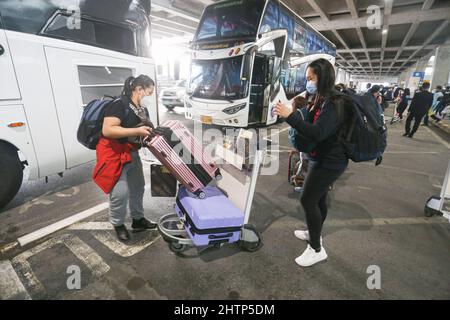 Bangkok, Thailand. 02. März 2022. Thailänder kehren aus der Ukraine am internationalen Flughafen Suvarnabhumi zurück, wo das Außenministerium des Königreichs Thailand eine Evakuierung von 142 Thailändern aus der Ukraine organisiert hat. Kredit: SOPA Images Limited/Alamy Live Nachrichten Stockfoto